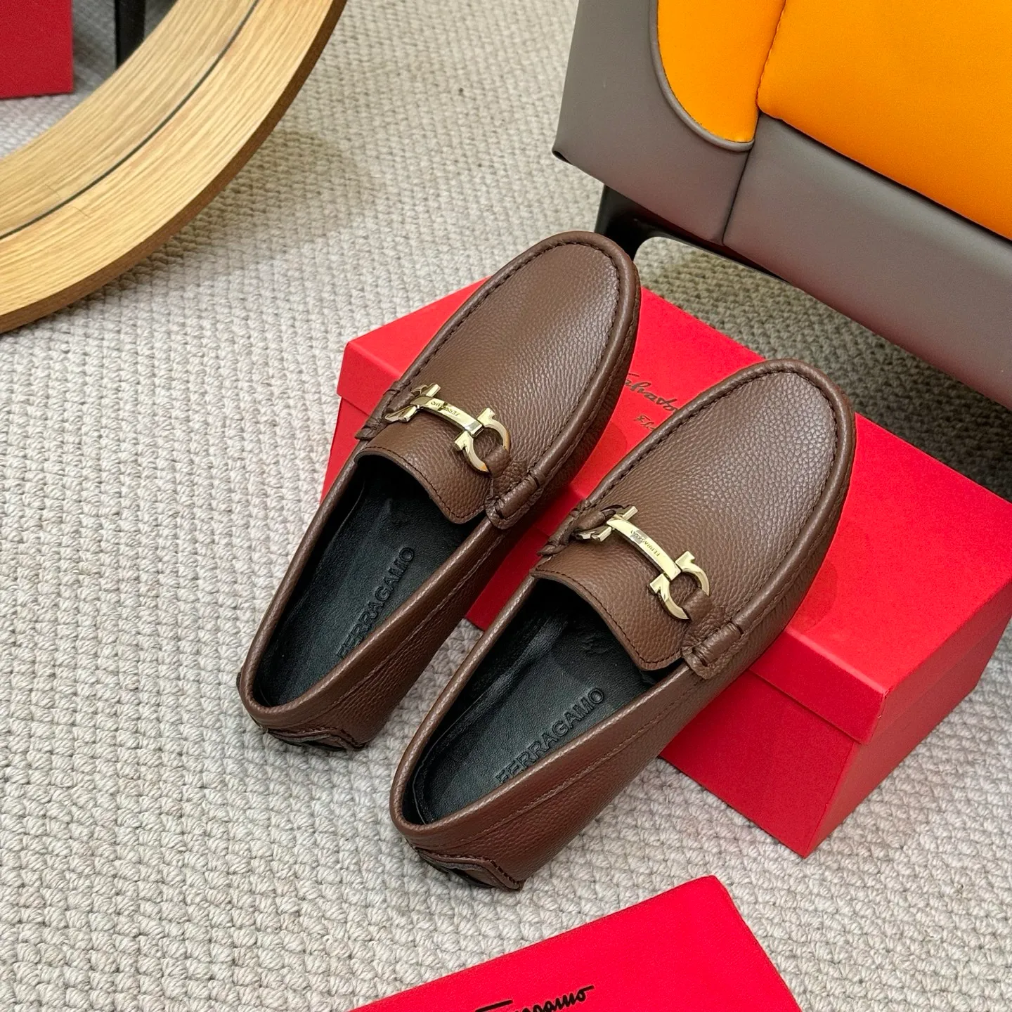 Men's men's shoes 💰420 (Yangli) Ferragamo 〰Ferragamo 2⃣️0⃣️2⃣️5️⃣ New series 👊🏻 Upper 🇮🇹 Italian imported calfskin, original outsole molding. Water-dyed sheepskin lining. The identity of every successful man is set off, and the upper and lower shoes are elegant and stable🚶🏻🚶🏻The high-end custom counter original replica is an eternal classic🔍️Number of codes: 38-46 with counter packaging